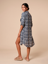 Lataa kuva gallerian katseluohjelmaan, Model Back: Uv Line Hemdblusenkleid Midi Chemise Tie Dye Blue Upf50+
