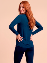 Lataa kuva gallerian katseluohjelmaan, Model Back: Uv Line Rashguard Longsleeve Uvpro Fem Cobalt Upf50+
