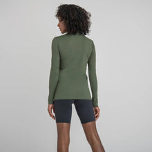 Lataa kuva gallerian katseluohjelmaan, Model Back: Uv Line Rashguard Longsleeve Uvpro Fem Verde Militar Upf50+
