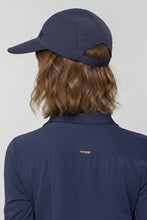 Lataa kuva gallerian katseluohjelmaan, Model Back: Uv Line Mützen Visor Capri Colors Nac Fem Navy Blue Upf50+
