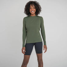 Lataa kuva gallerian katseluohjelmaan, Model Front: Uv Line Rashguard Longsleeve Uvpro Fem Verde Militar Upf50+
