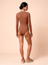 Lataa kuva gallerian katseluohjelmaan, Model Back: Uv Line Badeanzug Long Sleeve Swimsuit Macae Brown Upf50+
