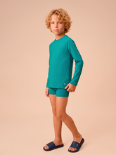 Lataa kuva gallerian katseluohjelmaan, Model Front: Uv Line Rashguard Longsleeve Uvpro Kids Green Sea Upf50+
