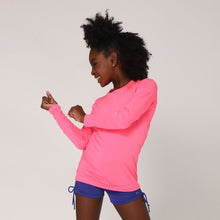 Lataa kuva gallerian katseluohjelmaan, Model Back: Uv Line Rashguard Camiseta Uvlight Pink Fluor Spf50+
