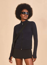 Lataa kuva gallerian katseluohjelmaan, Model Front: Uv Line Rashguard Jacket Fem New Fit Black Upf50+
