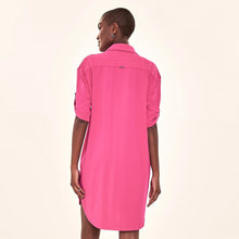 Lataa kuva gallerian katseluohjelmaan, Model Back: Uv Line Hemdblusenkleid Shirtdress Copenhagen Cherry Hot Pink Upf50+

