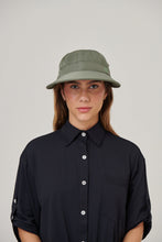 Lataa kuva gallerian katseluohjelmaan, Model Front: Uv Line Mützen Visor Nice Fem Militar Green Upf50+
