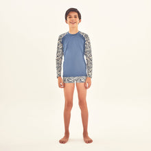 Lataa kuva gallerian katseluohjelmaan, Model Front: Uv Line Rashguard Rash Guard Kids Costela Aco Off White Upf50+
