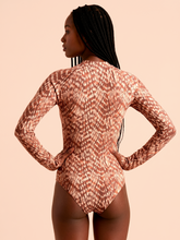 Lataa kuva gallerian katseluohjelmaan, Model Back: Uv Line Badeanzug Long Sleeve Swimsuit Macae Tie Dye Pitanga Upf50+
