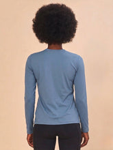 Lataa kuva gallerian katseluohjelmaan, Model Back: Uv Line Rashguard Longsleeve Uvpro Indigo Upf50+
