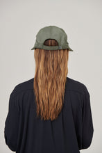 Lataa kuva gallerian katseluohjelmaan, Model Back: Uv Line Mützen Visor Nice Fem Militar Green Upf50+
