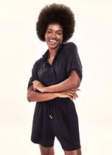 Lataa kuva gallerian katseluohjelmaan, Model Front: Uv Line Fitness-Shorts Shorts Fem Basic Black Upf50+
