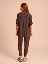 Lataa kuva gallerian katseluohjelmaan, Model Back: Uv Line Hemdblusenkleid Shirt Copa Brown Upf50+
