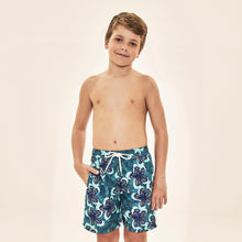 Lataa kuva gallerian katseluohjelmaan, Model Front: Uv Line Jungen-Badehose Shorts Aqua Hibiscus Kids Upf50+

