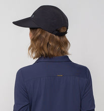 Lataa kuva gallerian katseluohjelmaan, Model Back: Uv Line Mützen Visor Capri Colors Nac Fem Black Upf50+
