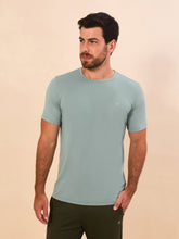 Lataa kuva gallerian katseluohjelmaan, Model Front: Uv Line T-Shirts Für Herren T-Shirt New Fit Masc Verde Agua Upf50+
