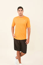 Lataa kuva gallerian katseluohjelmaan, Model Front: Uv Line T-Shirts Für Herren T-Shirt Uvpro Masc Orange Upf50+
