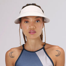 Lataa kuva gallerian katseluohjelmaan, Model Front: Uv Line Visor Visor Leblon Sand Upf50+

