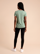 Lataa kuva gallerian katseluohjelmaan, Model Back: Uv Line Rashguard T-Shirt Fem New Fit Mix Green Upf50+
