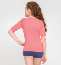 Lataa kuva gallerian katseluohjelmaan, Model Back: Uv Line Rashguard Kids Fpu50+ Uvpro Short Sleeve T-Shirt Coral Uv
