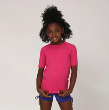 Lataa kuva gallerian katseluohjelmaan, Model Front: Uv Line Rashguard Camiseta Kids Uvpro Mc Pink Upf50+
