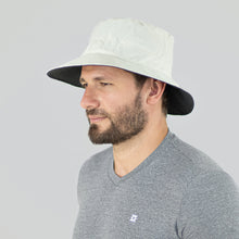 Lataa kuva gallerian katseluohjelmaan, Model Front: Uv Line Eimerhut Hat Australia Nac Masc Sand/Grey Upf50+
