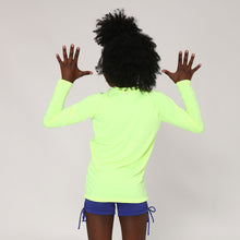 Lataa kuva gallerian katseluohjelmaan, Model Back: Uv Line Rashguard Camiseta Uvlight Amarelo Fluor Spf50+
