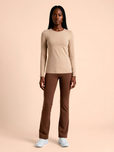 Lataa kuva gallerian katseluohjelmaan, Model Front: Uv Line Rashguard Longsleeve Fem New Fit Sand Upf50+
