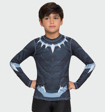 Lataa kuva gallerian katseluohjelmaan, Model Front: Uv Line Rashguard Acqua Pantera Negra V20 Ml Inf Estampa
