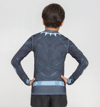 Lataa kuva gallerian katseluohjelmaan, Model Back: Uv Line Rashguard Acqua Pantera Negra V20 Ml Inf Estampa
