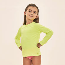 Lataa kuva gallerian katseluohjelmaan, Model Front: Uv Line Rashguard Acqua Qr Code Amarelo Fluor Upf50+
