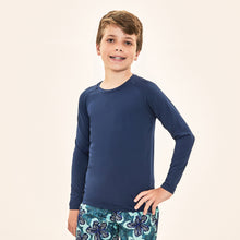 Lataa kuva gallerian katseluohjelmaan, Model Front: Uv Line Rashguard Acqua Qr Code Marinho Upf50+
