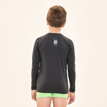 Lataa kuva gallerian katseluohjelmaan, Model Back: Uv Line Rashguard Acqua Qr Code Preto Upf50+
