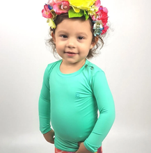 Lataa kuva gallerian katseluohjelmaan, Model Front: Uv Line Rashguard Camiseta Baby Nina Verde Claro Upf50+
