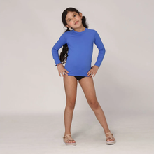 Lataa kuva gallerian katseluohjelmaan, Model Front: Uv Line Rashguard Camiseta Kids Uvpro Ml Azul Bic Upf50+
