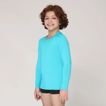 Lataa kuva gallerian katseluohjelmaan, Model Front: Uv Line Rashguard Camiseta Kids Uvpro Ml Azul Piscina Upf50+
