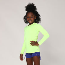 Lataa kuva gallerian katseluohjelmaan, Model Front: Uv Line Rashguard Camiseta Uvlight Amarelo Fluor Spf50+
