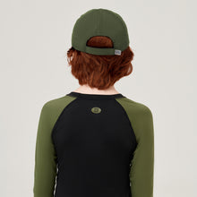 Lataa kuva gallerian katseluohjelmaan, Model Back: Uv Line Mützen Cap Teen Colors Verde Militar Upf50+
