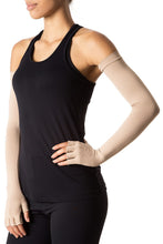 Lataa kuva gallerian katseluohjelmaan, Model Front: Uv Line Handschuhe Extra Long Glove Chocolate Upf50+
