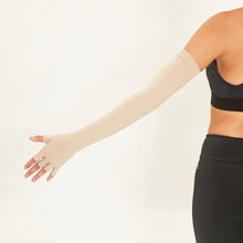 Lataa kuva gallerian katseluohjelmaan, Model Back: Uv Line Handschuhe Extra Long Glove Chocolate Upf50+
