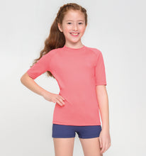 Lataa kuva gallerian katseluohjelmaan, Model Front: Uv Line Rashguard Kids Fpu50+ Uvpro Short Sleeve T-Shirt Coral Uv
