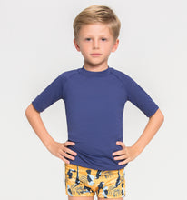 Lataa kuva gallerian katseluohjelmaan, Model Front: Uv Line Rashguard Kids Fpu50+ Uvpro Short Sleeve T-Shirt Navy Blue Uv
