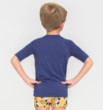 Lataa kuva gallerian katseluohjelmaan, Model Back: Uv Line Rashguard Kids Fpu50+ Uvpro Short Sleeve T-Shirt Navy Blue Uv
