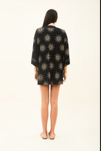 Lataa kuva gallerian katseluohjelmaan, Model Back: Uv Line Strandkleid Kimono Shine-Preto Upf50+
