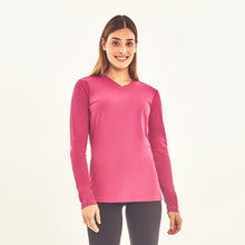 Lataa kuva gallerian katseluohjelmaan, Model Front: Uv Line Rashguard Longsleeve Sport Fit Fuchsia Upf50+

