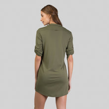Lataa kuva gallerian katseluohjelmaan, Model Back: Uv Line Strandkleid Shirtdress Copenhagen Verde Militar Upf50+
