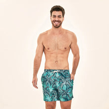 Lataa kuva gallerian katseluohjelmaan, Model Front: Uv Line Badeshorts Short Acqua Coqueiros Turquesa Upf50+
