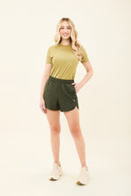 Lataa kuva gallerian katseluohjelmaan, Model Front: Uv Line Fitness-Shorts Short Race Verde Militar Upf50+
