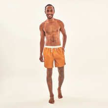 Lataa kuva gallerian katseluohjelmaan, Model Front: Uv Line Bermuda-Shorts Shorts Boxer Ocre Upf50+
