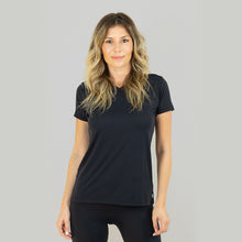 Lataa kuva gallerian katseluohjelmaan, Model Front: Uv Line Fitness-Top Sport Fit Fem Preto Upf50+
